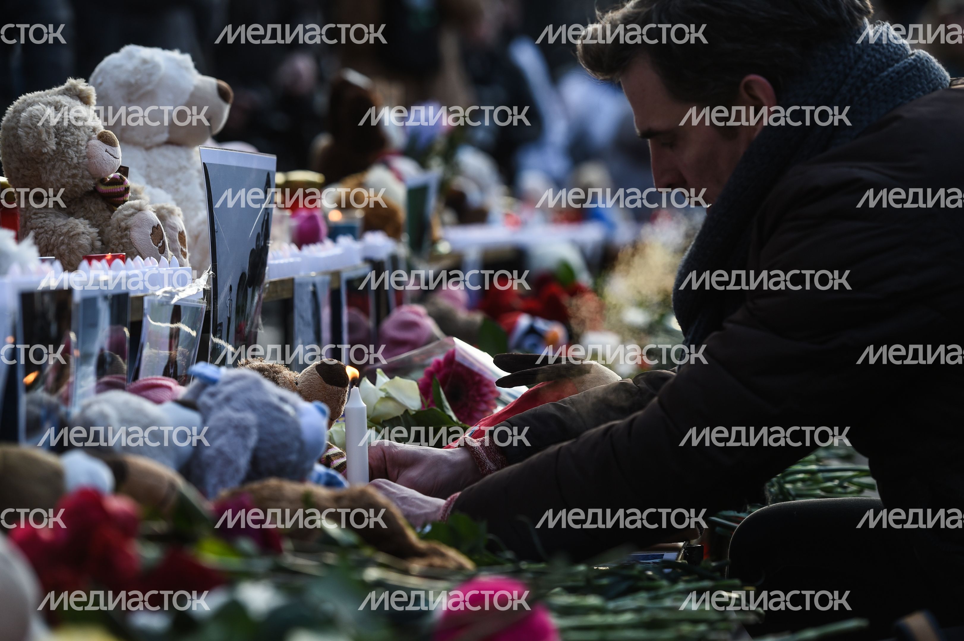 Акция в память о погибших в Кемерове на Манежной площади в Москве