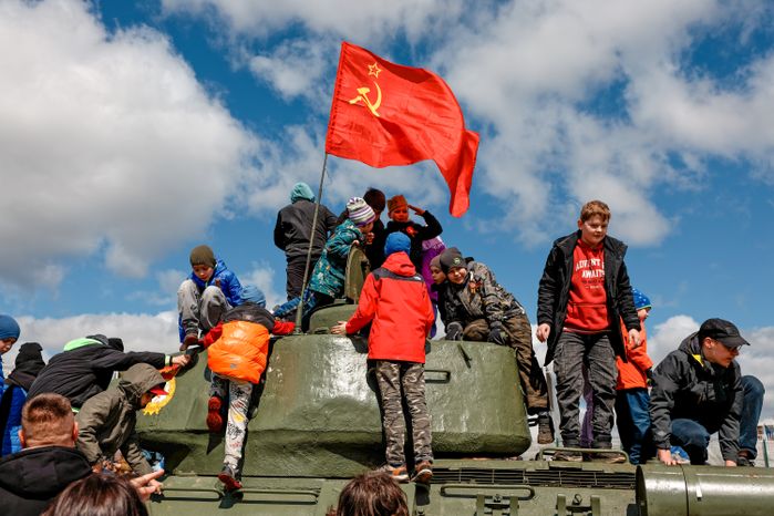 Военно-историческая реконструкция боя Великой Отечественной войны с техникой и авиацией в парке «Патриот» Одинцовского округа