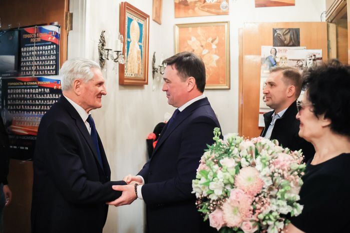 Посещение губернатором космонавта первого отряда