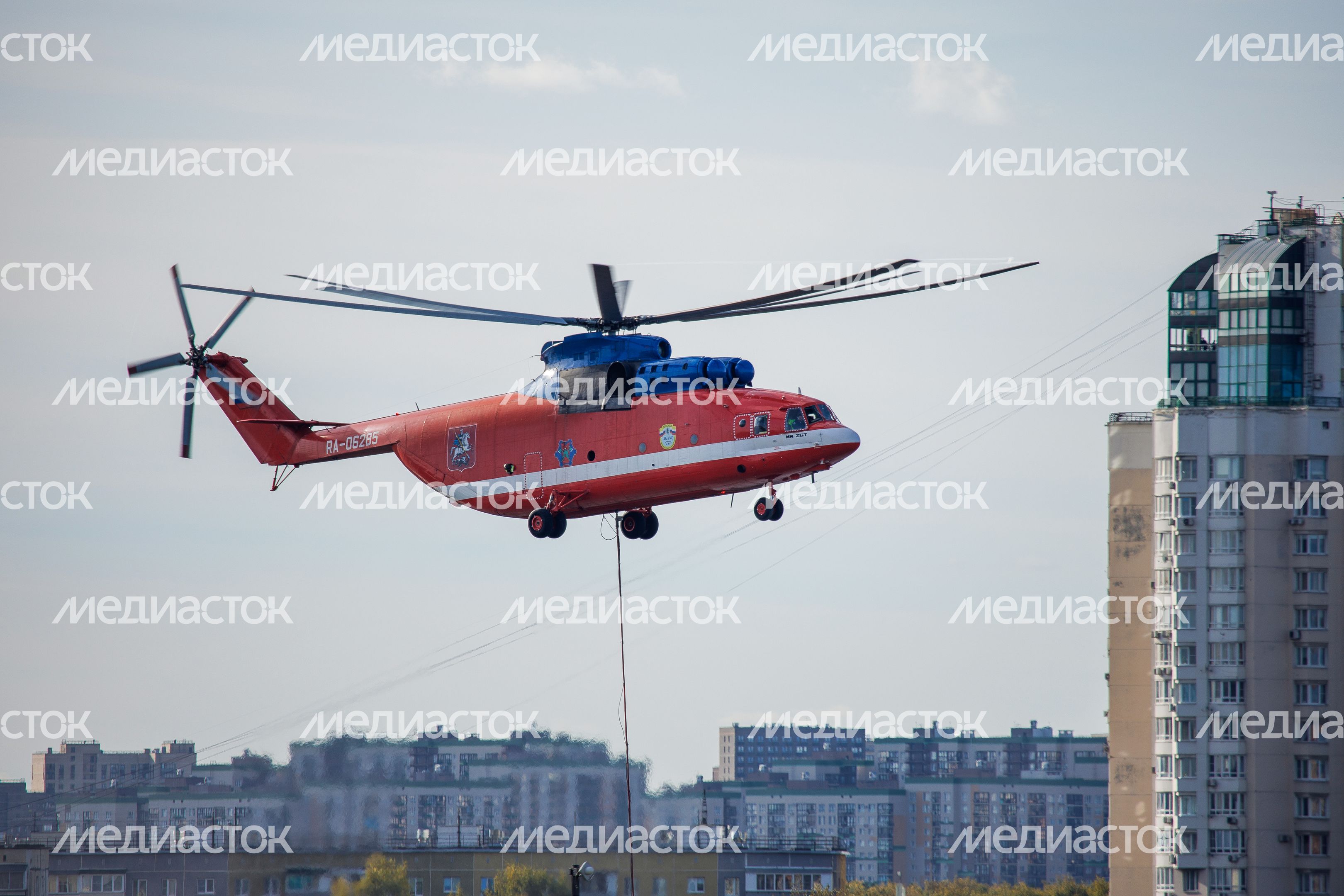 Пожарный вертолет набирает воду в Москве-реке для тушения возгорания Пожарный вертолет набирает воду в Москве-реке для тушения возгорания