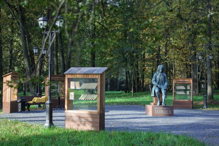 Памятник Василию Татищеву в его усадьбе под Солнечногорском