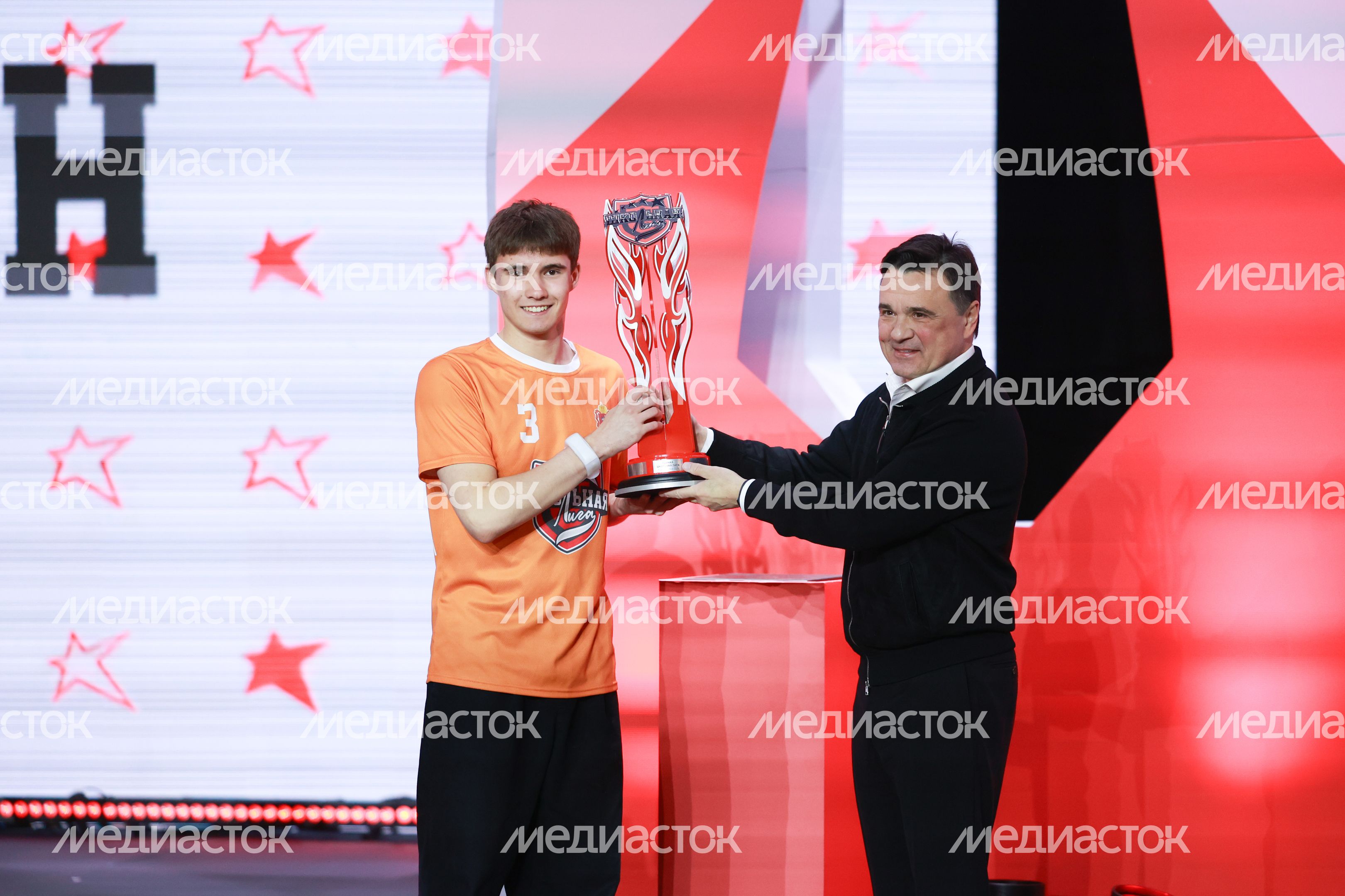 Андрей Воробьев вручил переходящий кубок Школьной лиги команде Одинцовского округа Андрей Воробьев вручил переходящий кубок Школьной лиги команде Одинцовского округа