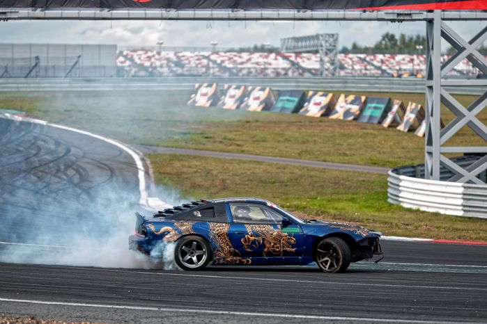 Дрифт-гонка автомобилей по автодрому Moscow Raceway на фестивале «Дрифт Экспо» в Волоколамске