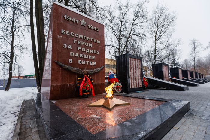 Мемориал "Вечный огонь" в городе Электросталь зимой