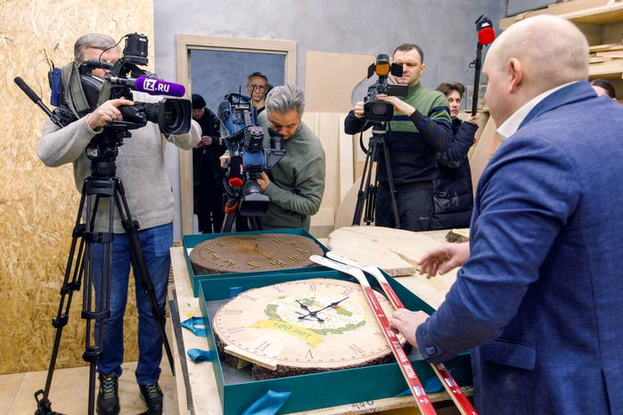 Кремлевская новогодняя ель начинает вторую жизнь в сувенирах