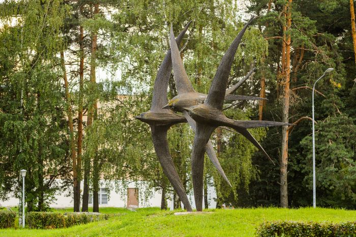 Черноголовка. Скульптура «Стрижи»