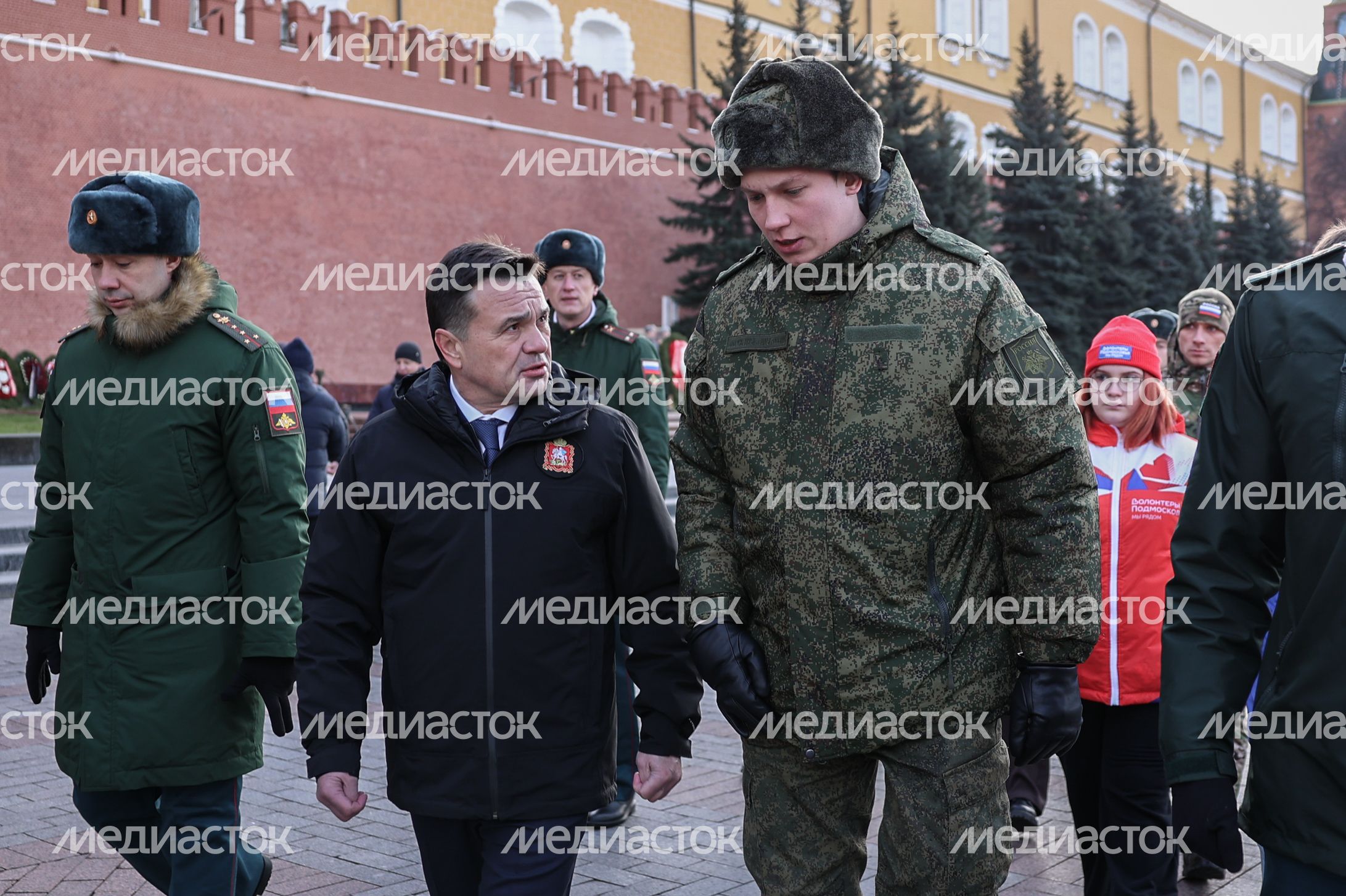 Андрей Воробьев возложил цветы к Вечному огню вместе с героями СВО и волонтерами Андрей Воробьев возложил цветы к Вечному огню вместе с героями СВО и волонтерами