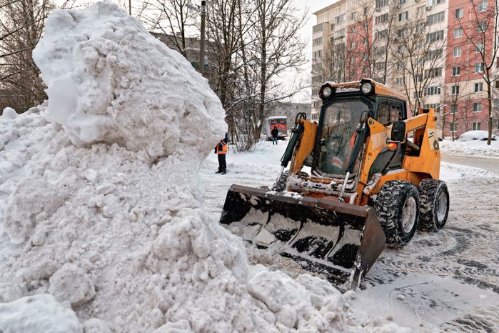 Уборка снега спецтехникой в поселке Большие Вяземы Одинцовского округа