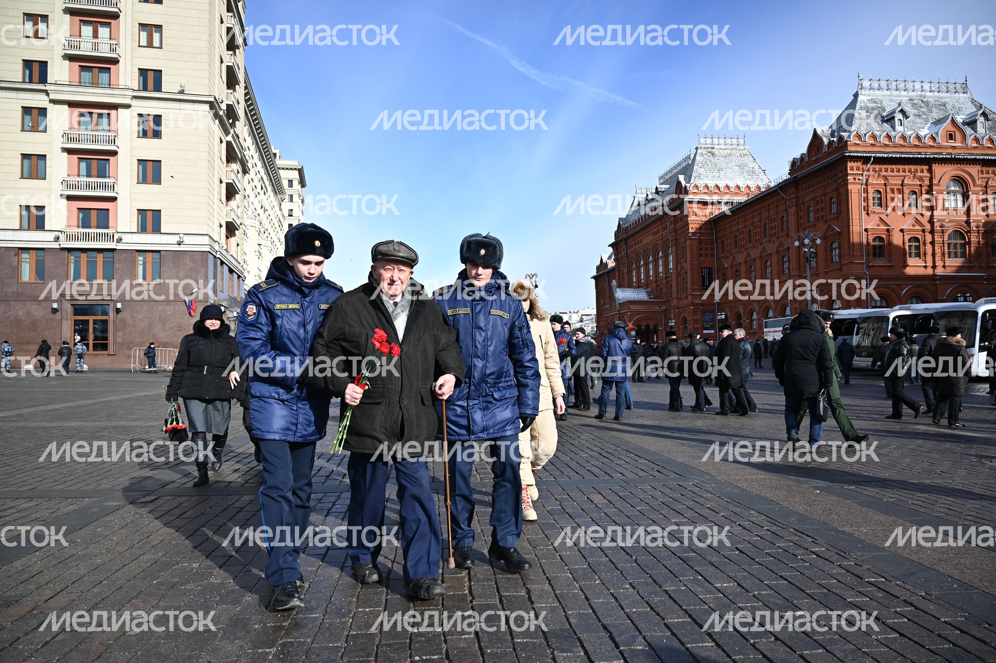 Возложение цветов к Могиле Неизвестного Солдата у Кремлевской стены