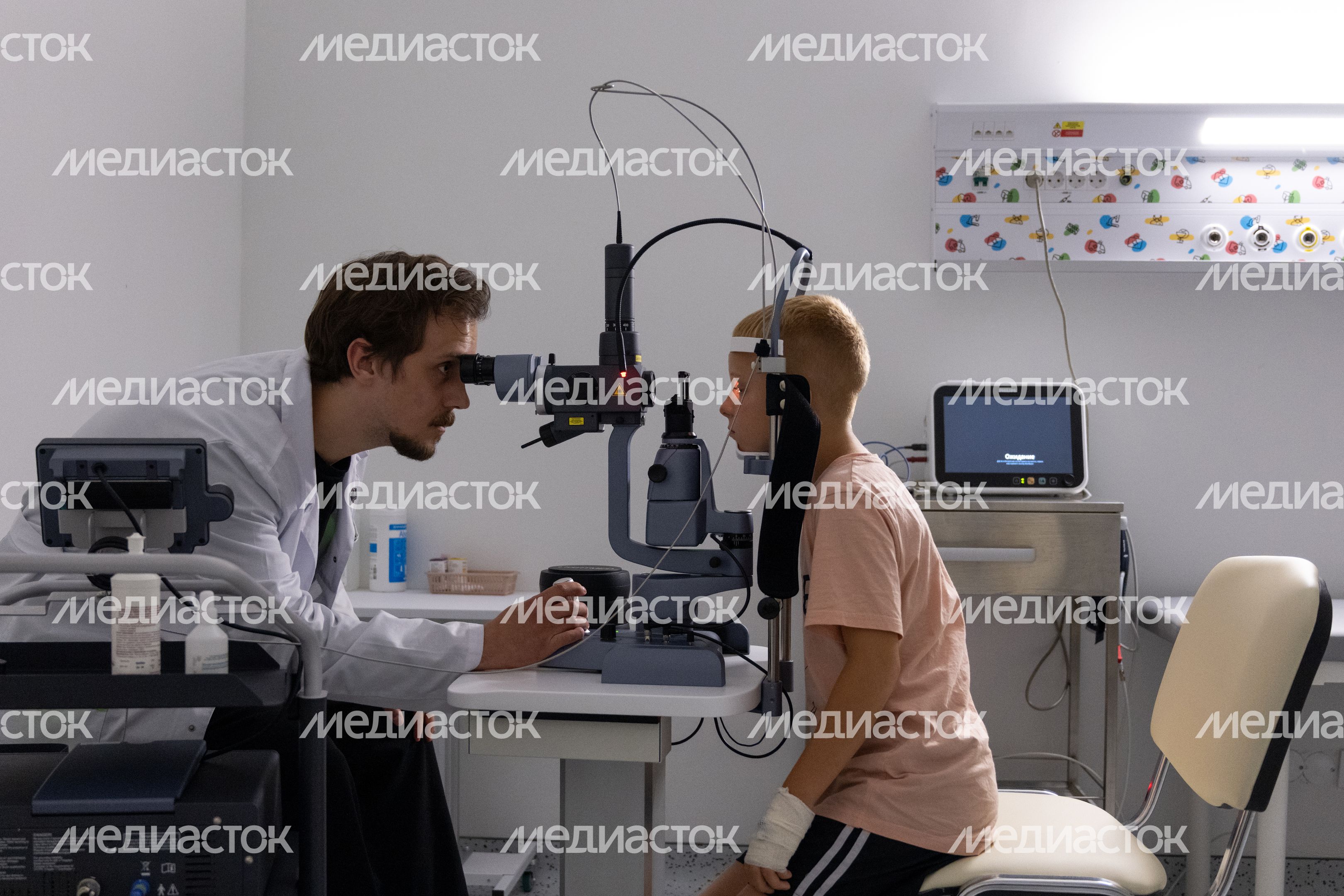 Врач-офтальмолог принимает маленького пациента в Детском клиническом центре им. Л. Рошаля в Красногорске Врач-офтальмолог принимает маленького пациента в Детском клиническом центре им. Л. Рошаля в Красногорске