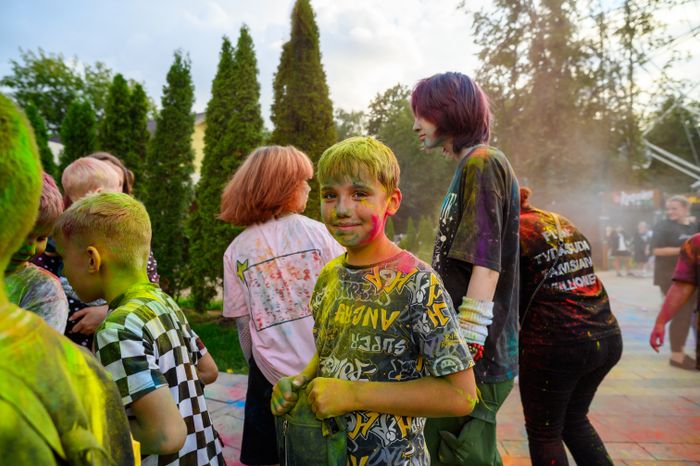 Фестиваль красок Holi Dance в Наташинском парке в Люберцах