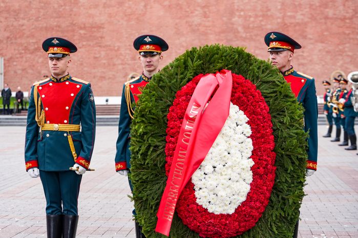 Участники специальной военной операции с детьми возложили цветы к Могиле Неизвестного Солдата