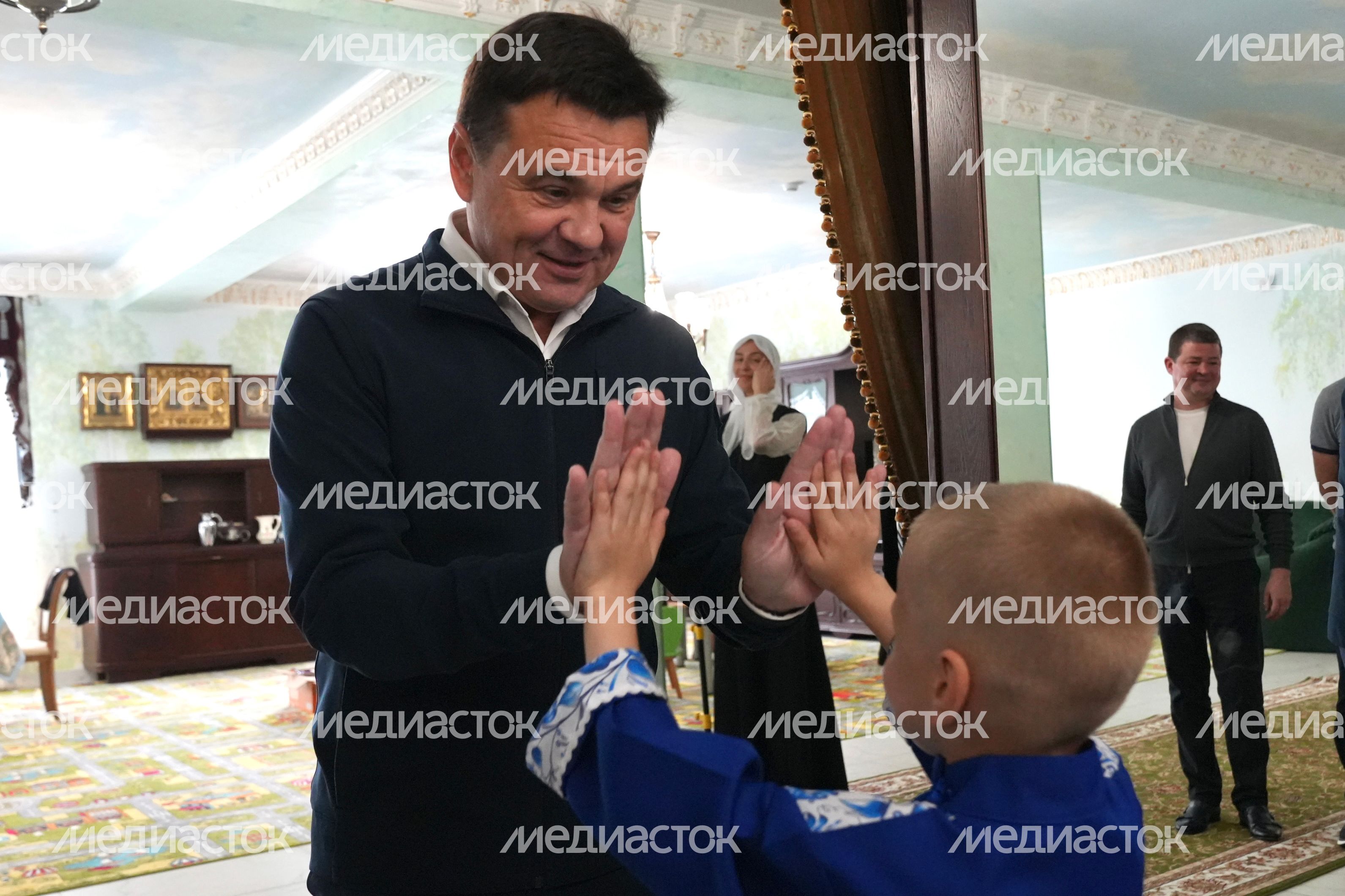 Андрей Воробьев поздравил настоятельницу и воспитанниц Покровского женского монастыря Андрей Воробьев поздравил настоятельницу и воспитанниц Покровского женского монастыря