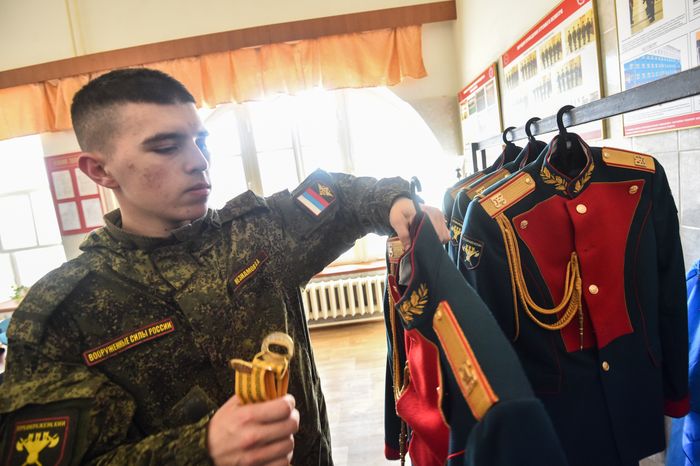 Подготовка военнослужащих отдельного комендантского Преображенского полка к военному параду на Красной площади