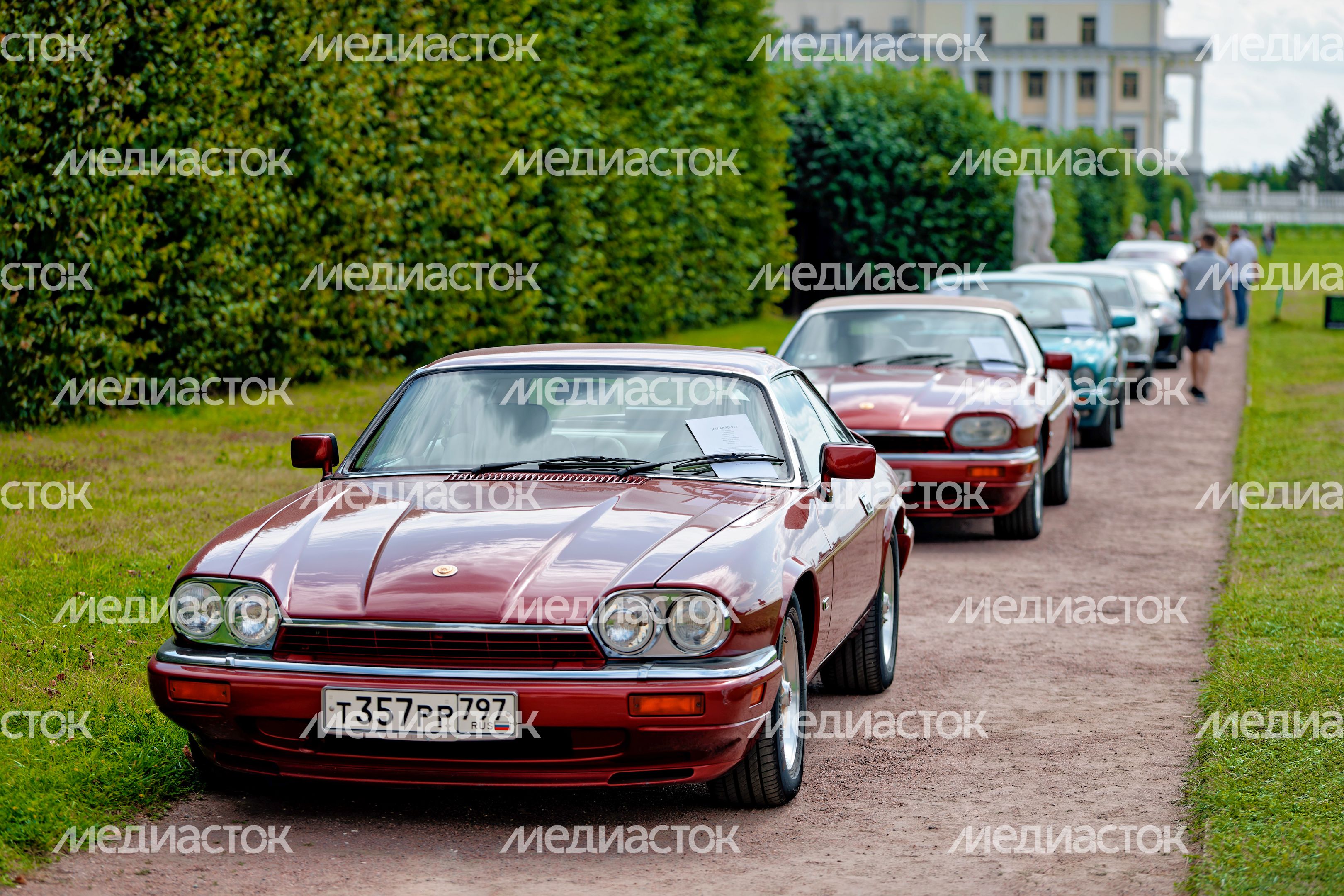 Ретроавтомобили и суперкары на автофестивале «Автовыходные в Архангельском» в округе Красногорск