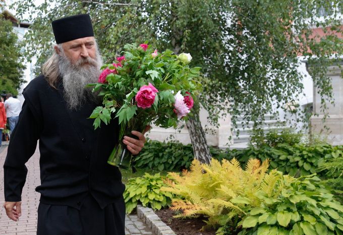 Делегация из Японии посадила древовидные пионы в Троице-Сергиевой Лавре