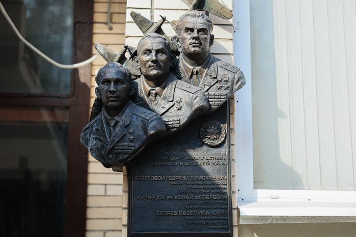 Посещение губернатором космонавта первого отряда