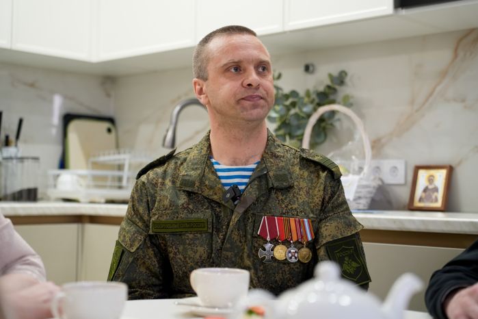 Андрей Воробьев накануне Пасхи навестил  в Электрогорске героя СВО и его семью