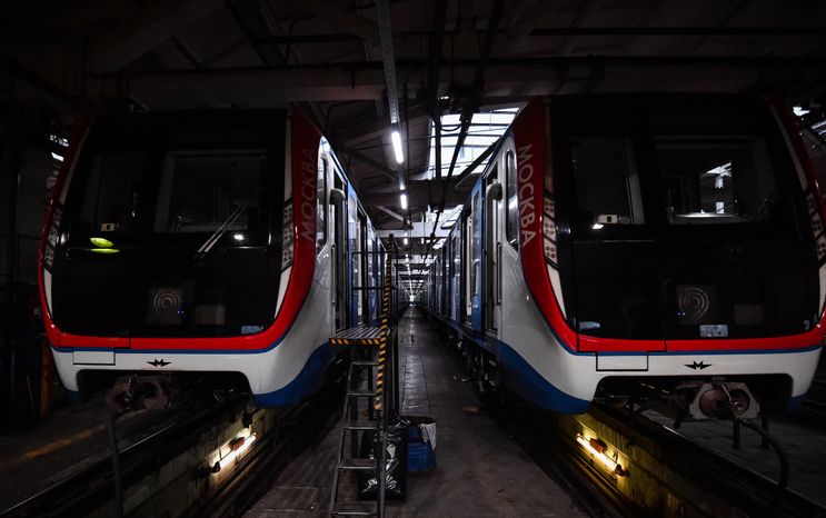 Дезинфекция поезда в московском метро для защиты от коронавируса