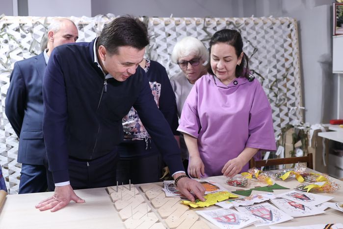 Андрей Воробьев посетил мастерскую волонтерского объединения «Zамаскируем СВОих»
