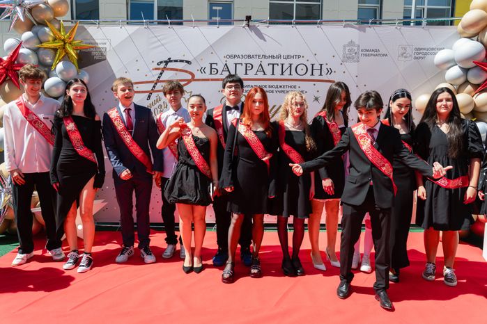 Последний звонок в Образовательном центре «Багратион» в ЖК «Гусарская баллада»