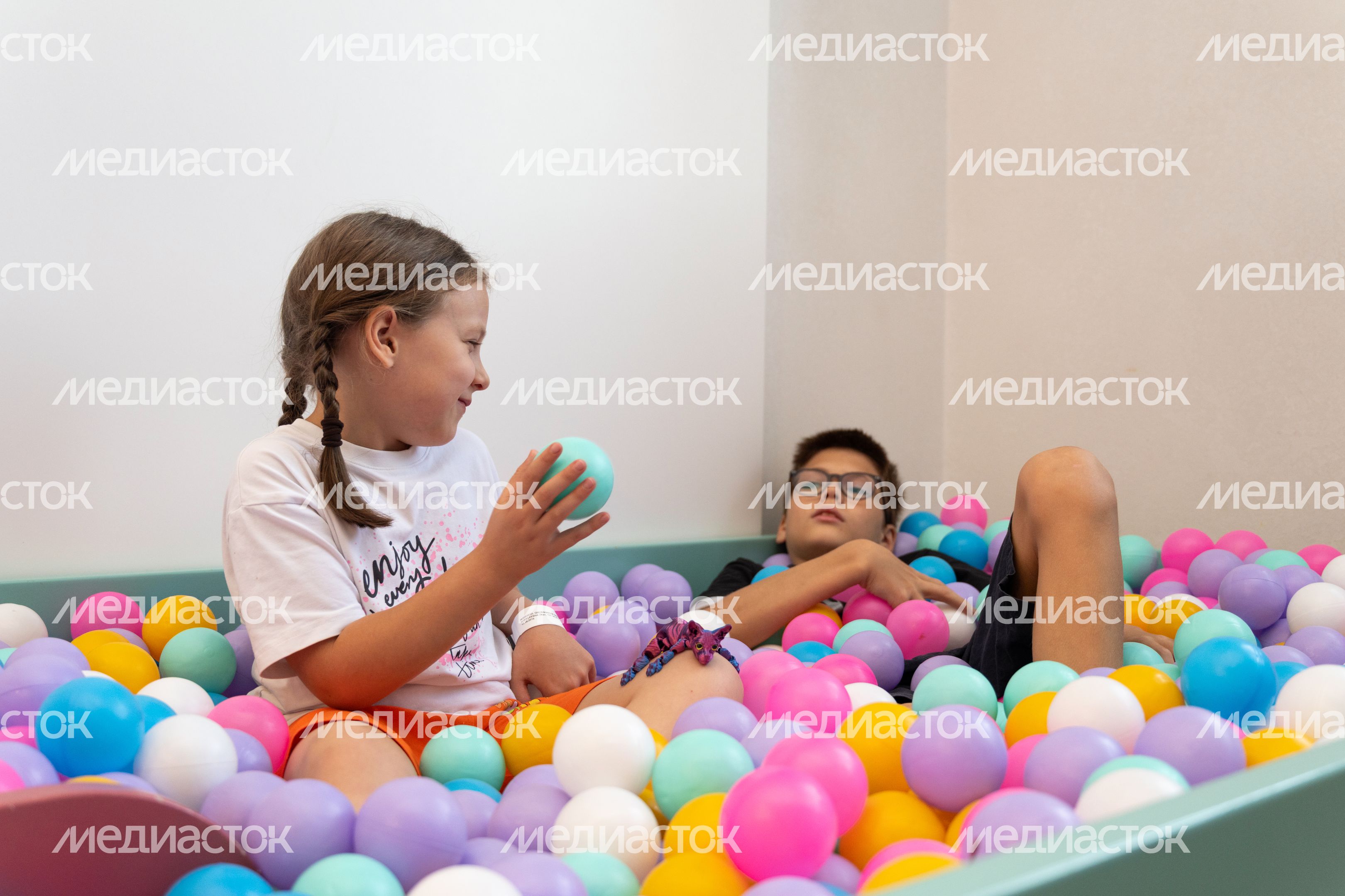 Дети играют в игровой комнате в Детском клиническом центре им. Л.М. Рошаля Дети играют в игровой комнате в Детском клиническом центре им. Л.М. Рошаля