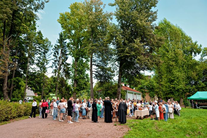 Священник освятил яблоки на фестивале народных традиций «Три Спаса в Мелихове»