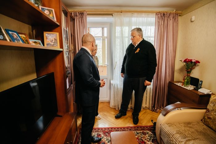 Кирилл Григорьев традиционно навестил ветерана Алексея Галютина в канун Дня Победы