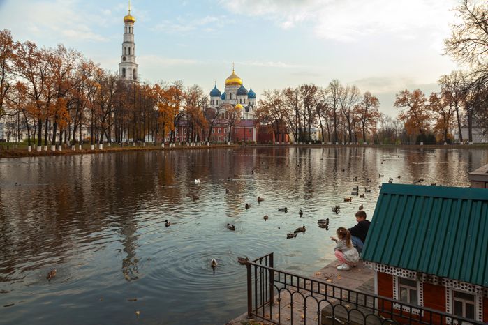 Осенние виды набережной Верхнего пруда возле Николо-Угрешского монастыря города  Дзержинский округа Люберцы