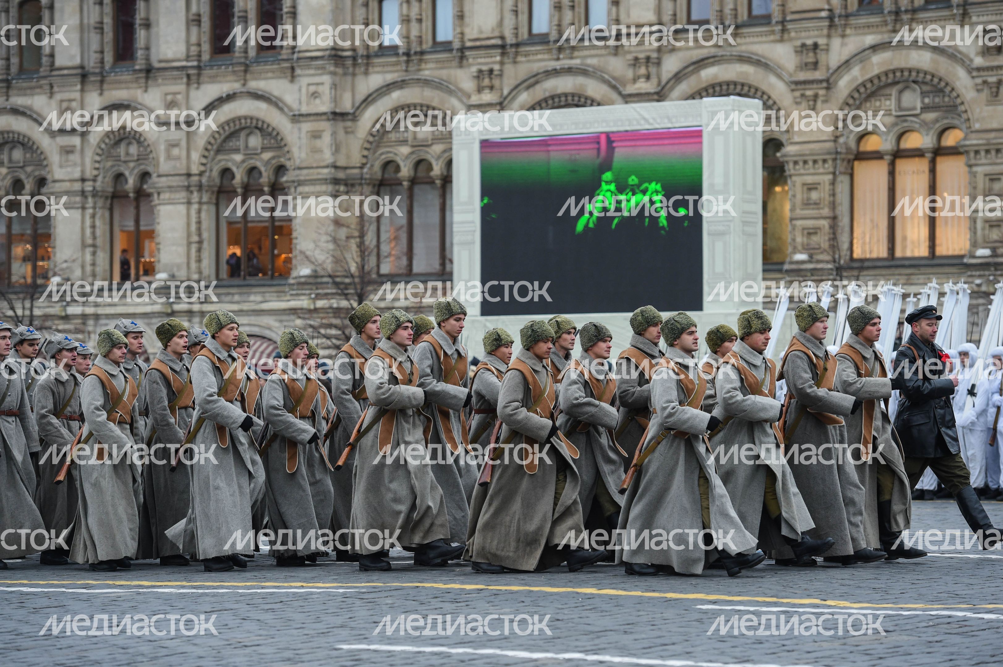 Торжественный марш в честь парада 1941 года на Красной площади в Москве