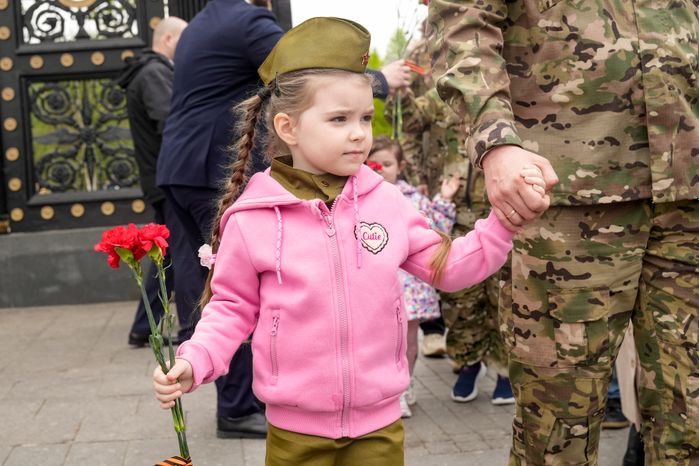 Участники специальной военной операции с детьми возложили цветы к Могиле Неизвестного Солдата