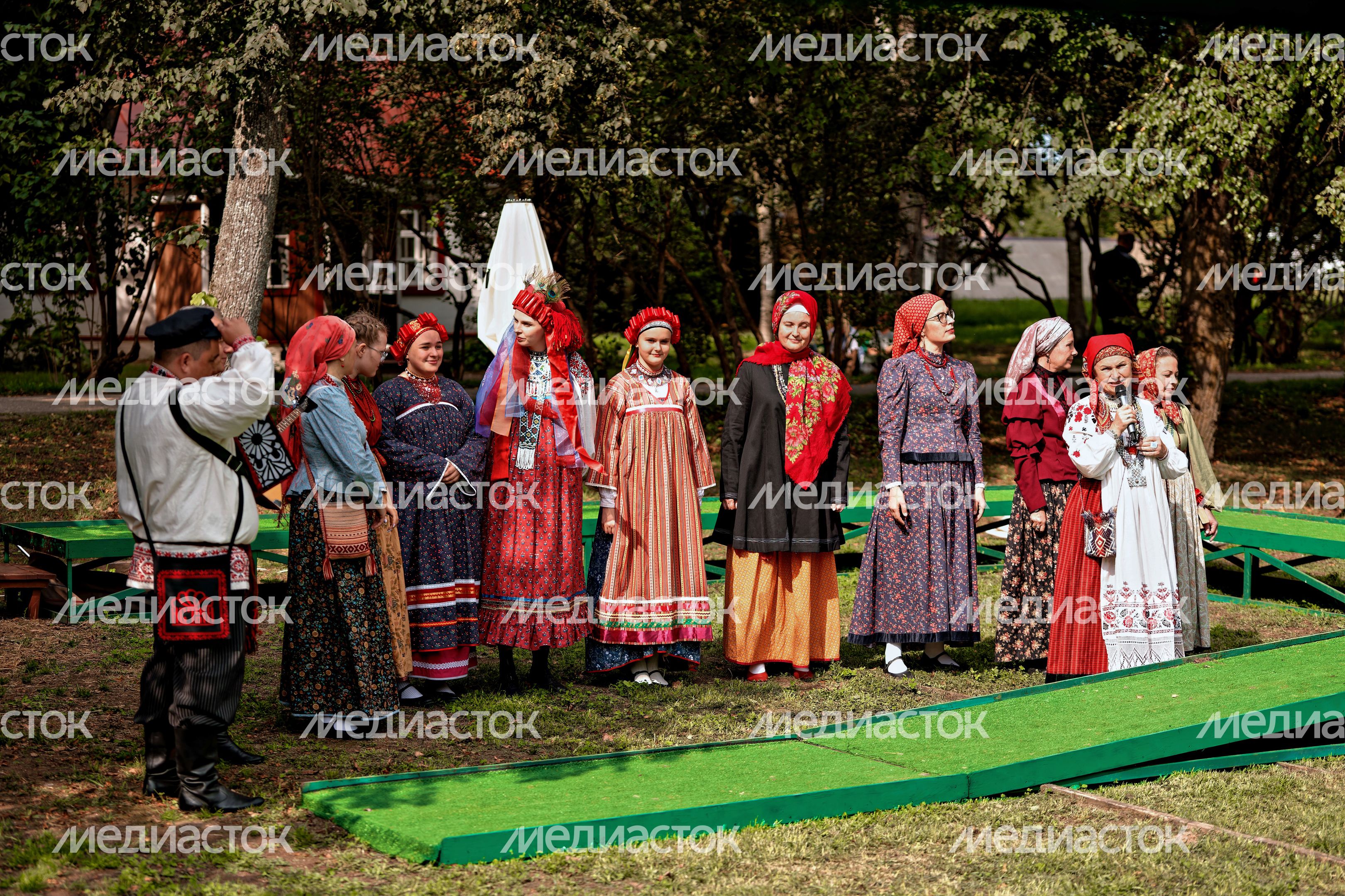 Дефиле в народных костюмах от центра «Истоки» на фестивале народных традиций «Три Спаса в Мелихове» Дефиле в народных костюмах от центра «Истоки» на фестивале народных традиций «Три Спаса в Мелихове»
