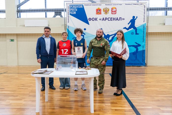 Глава Можайского округа Денис Мордвинцев и ветеран СВО Роман Гомыляев поздравили игроков с открытием Единой школьной лиги