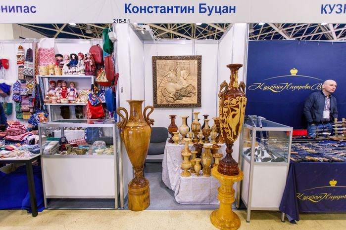 Предметы народных художественных промыслов на выставке «Ладья. Зимняя сказка 2024»