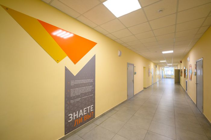 Коридор нового корпуса начальной школы образовательного комплекса №19 в Мытищах