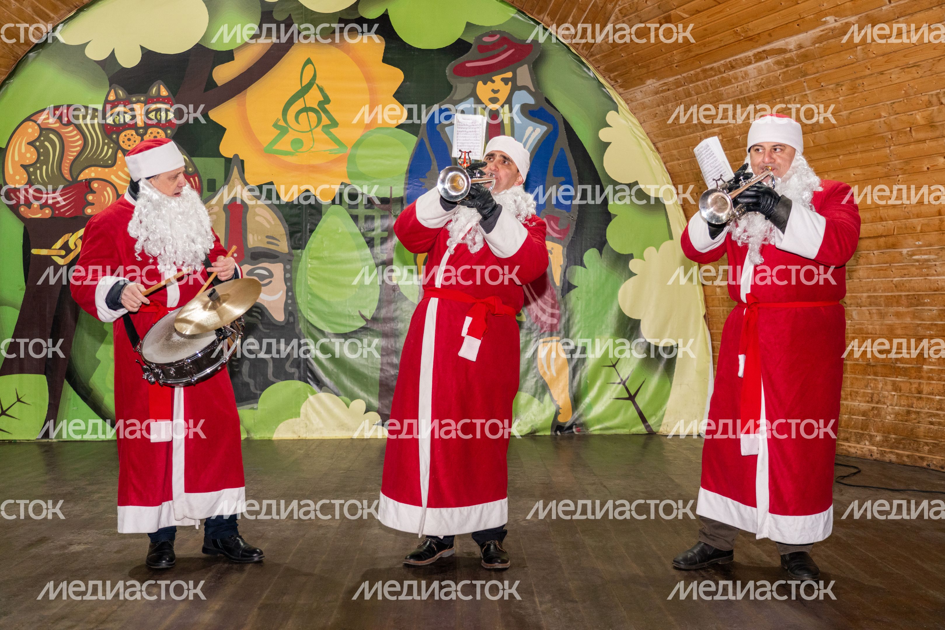 Духовой оркестр Дедов Морозов в детском городке «Сказочный» Красногорска Духовой оркестр Дедов Морозов в детском городке «Сказочный» Красногорска