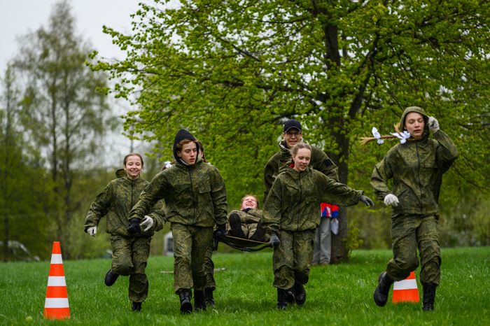 Военно-патриотическая игра «Юнармия, вперед!», посвященная Дню Победы, в Горках Ленинских