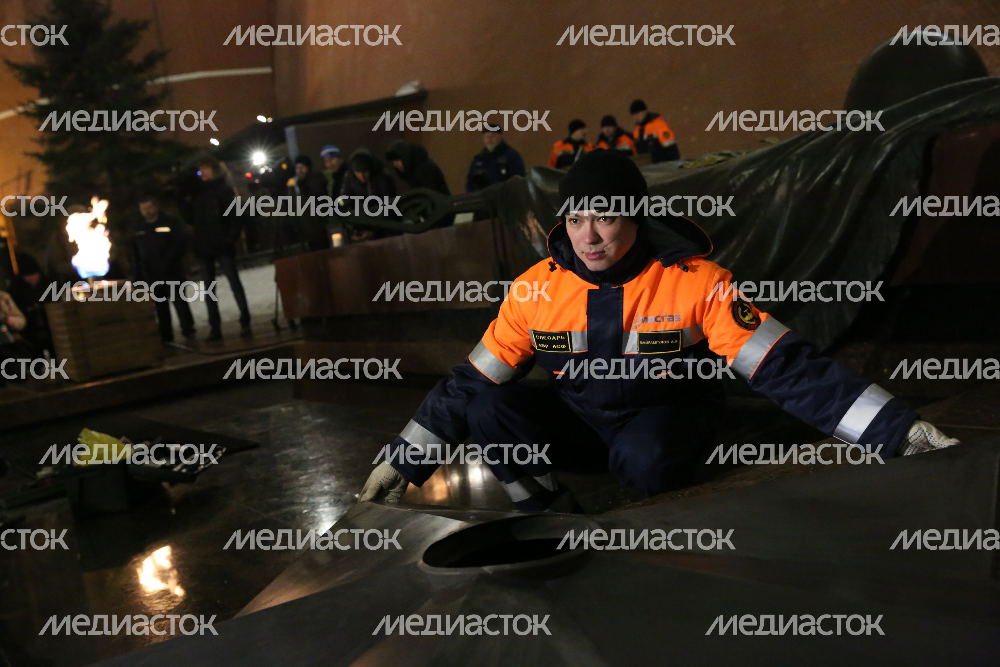 Профилактика горелки Вечного огня в Александровском саду
