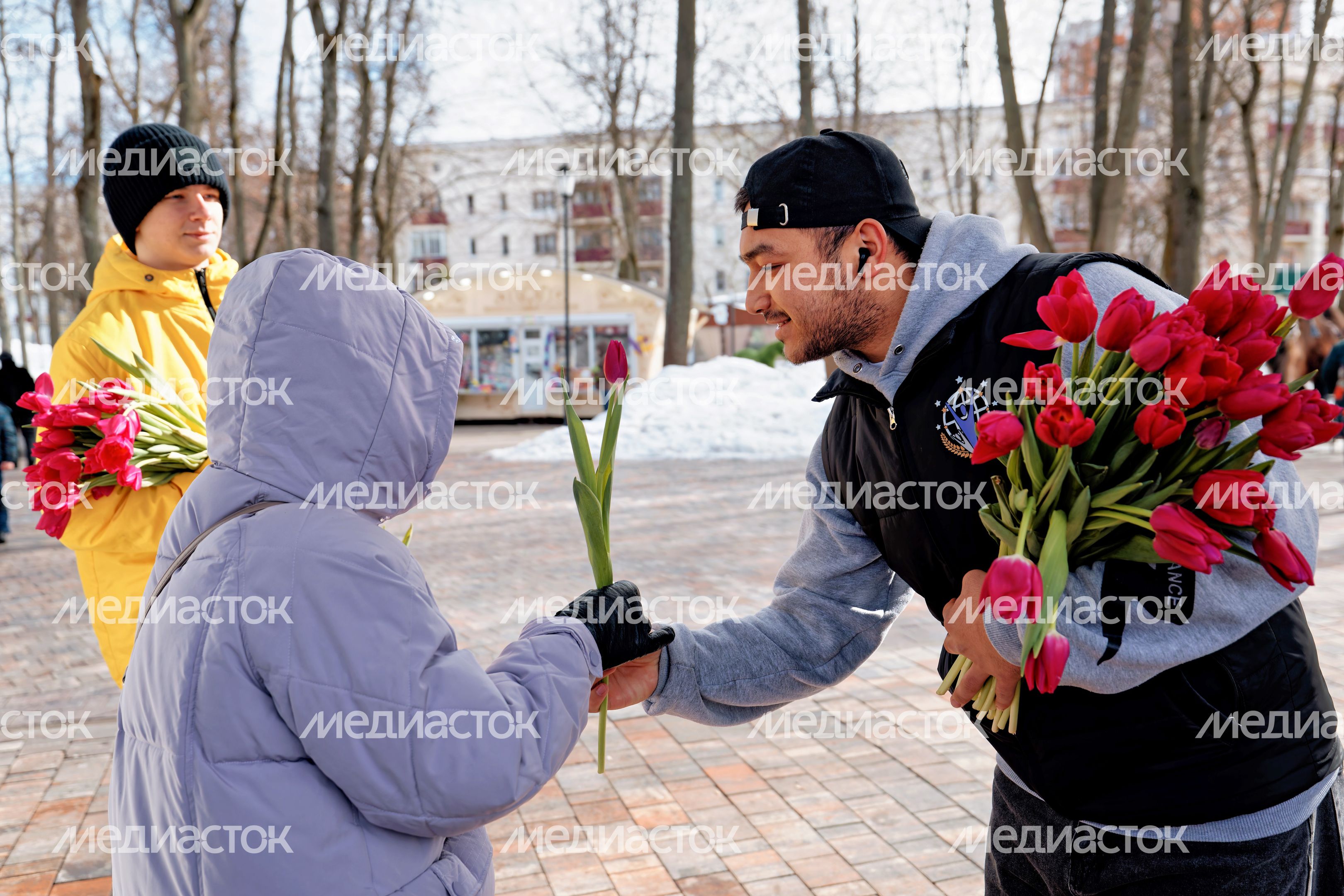 Фестиваль «Весна, цветы и комплименты» к празднику 8 Марта в парке имени В. Талалихина в Подольске Фестиваль «Весна, цветы и комплименты» к празднику 8 Марта в парке имени В. Талалихина в Подольске