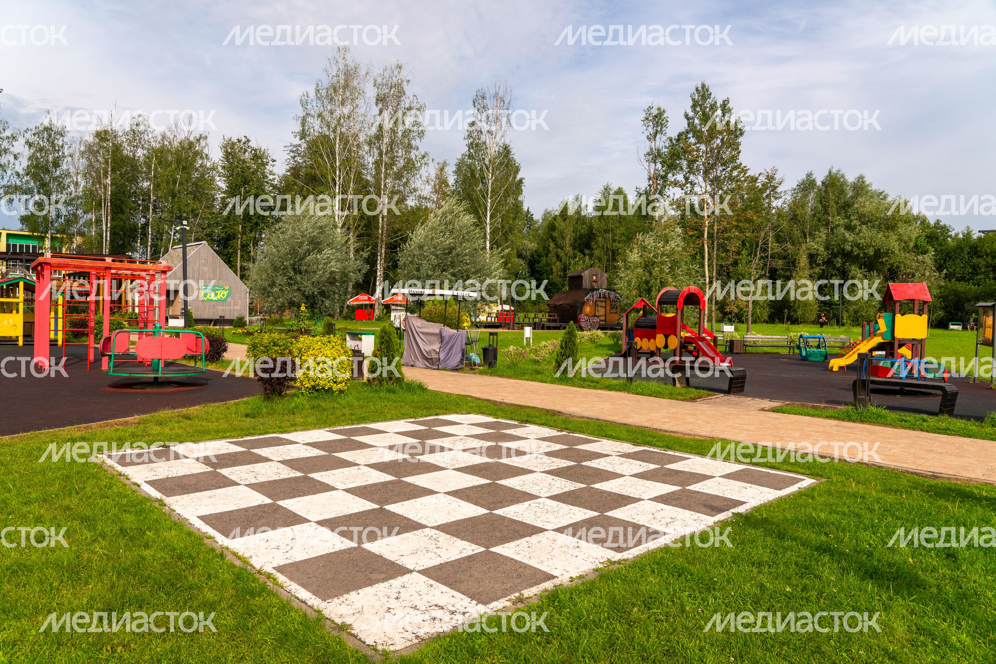 Детская площадка в парке культуры и отдыха «Солнечный берег» поселка Запрудня Талдомского округа Детская площадка в парке культуры и отдыха «Солнечный берег» поселка Запрудня Талдомского округа