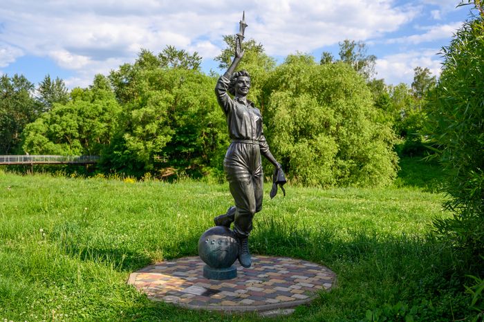 Памятники космонавтам в ЖК «Лукино-Варино» поселка Свердловский округа Лосино-Петровский