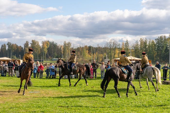 Показательные выступления кавалеристов в Центральном парке «Патриот»