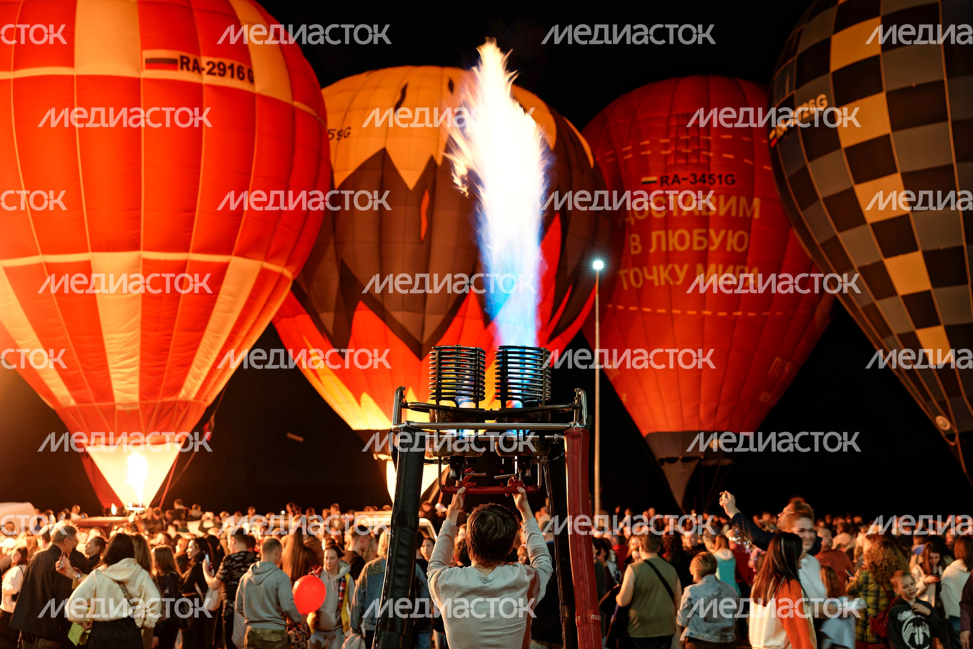 Ночное свечение тепловых аэростатов в Клину Ночное свечение тепловых аэростатов в Клину