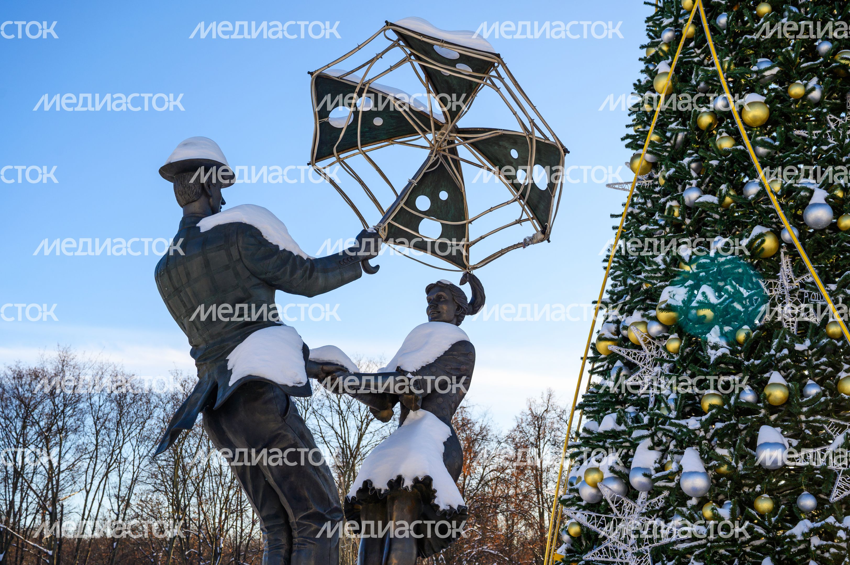Скульптура «Танцующие на шаре под зонтиком» в Центральном парке культуры и отдыха города Люберцы Скульптура «Танцующие на шаре под зонтиком» в Центральном парке культуры и отдыха города Люберцы