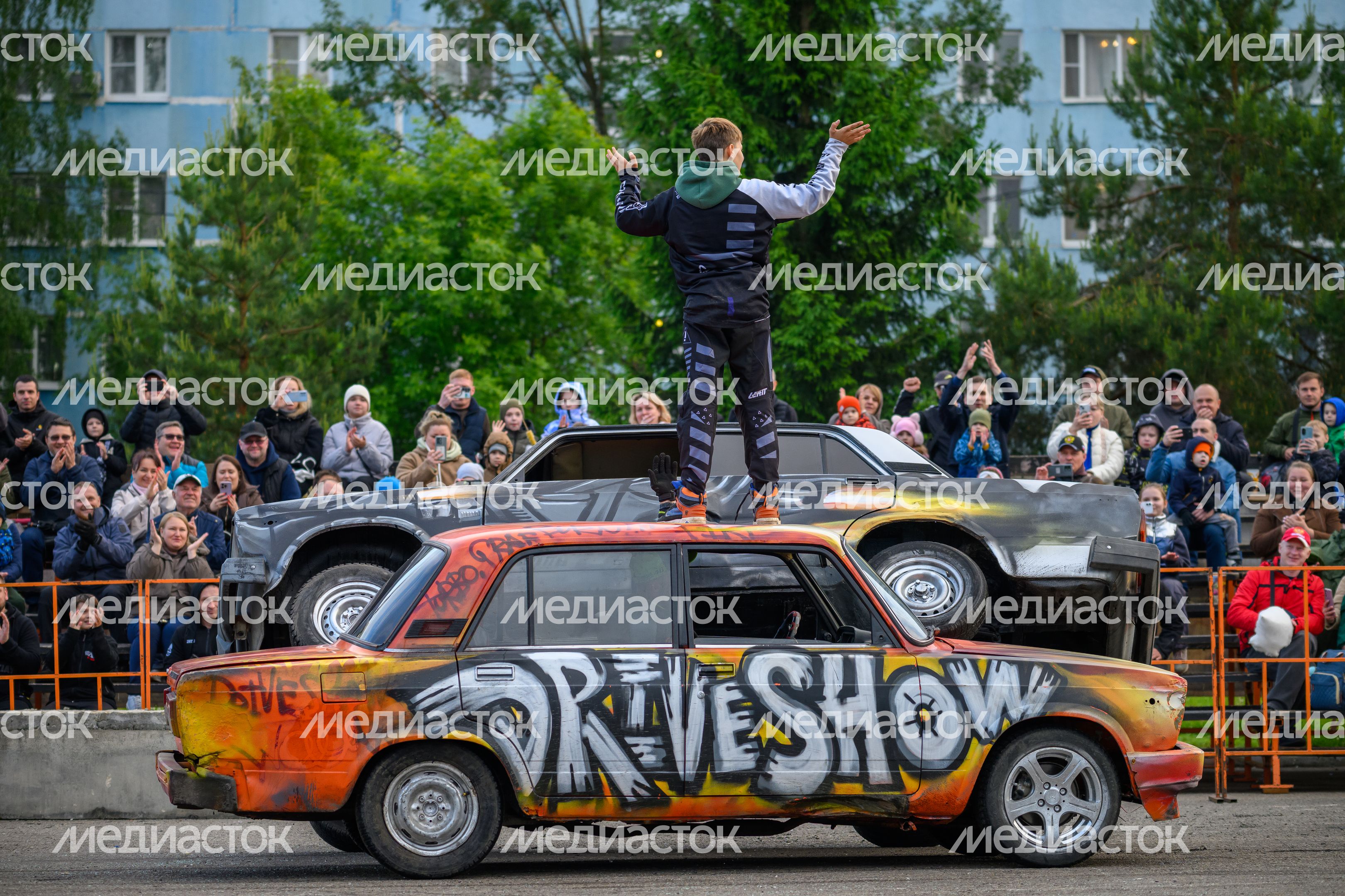 Невероятные трюки на автомобилях на шоу каскадеров в Чехове Невероятные трюки на автомобилях на шоу каскадеров в Чехове