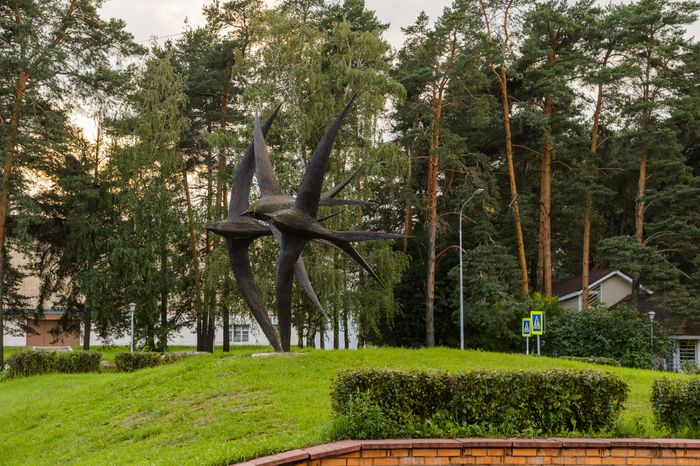 Черноголовка. Скульптура «Стрижи»