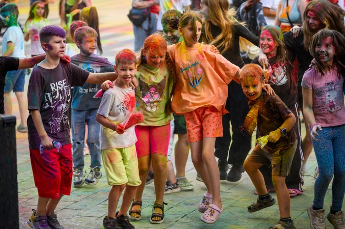 Фестиваль красок Holi Dance в Наташинском парке в Люберцах