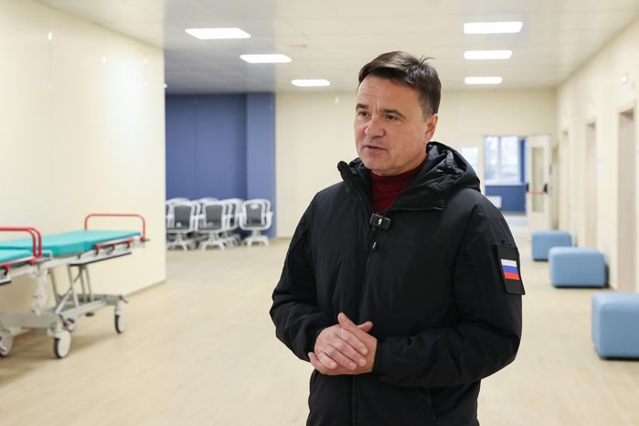 Андрей Воробьев проверил финальный этап строительства поликлиники в п. Октябрьский