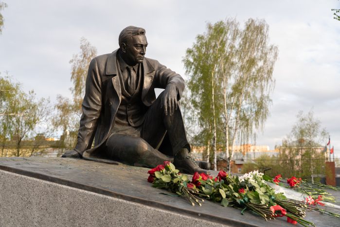 Памятник Вячеславу Тихонову