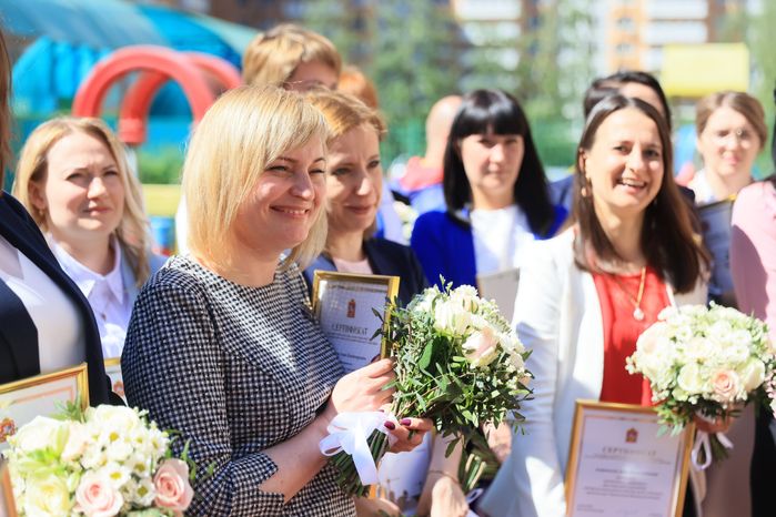 Вручение Губернатором Подмосковья воспитателям региона сертификаты на приобретение жилья по программе «Социальная ипотека»